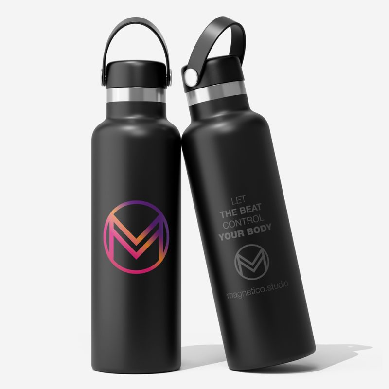 Botella negra de acero inoxidable magnetico.studio con diseño minimalista