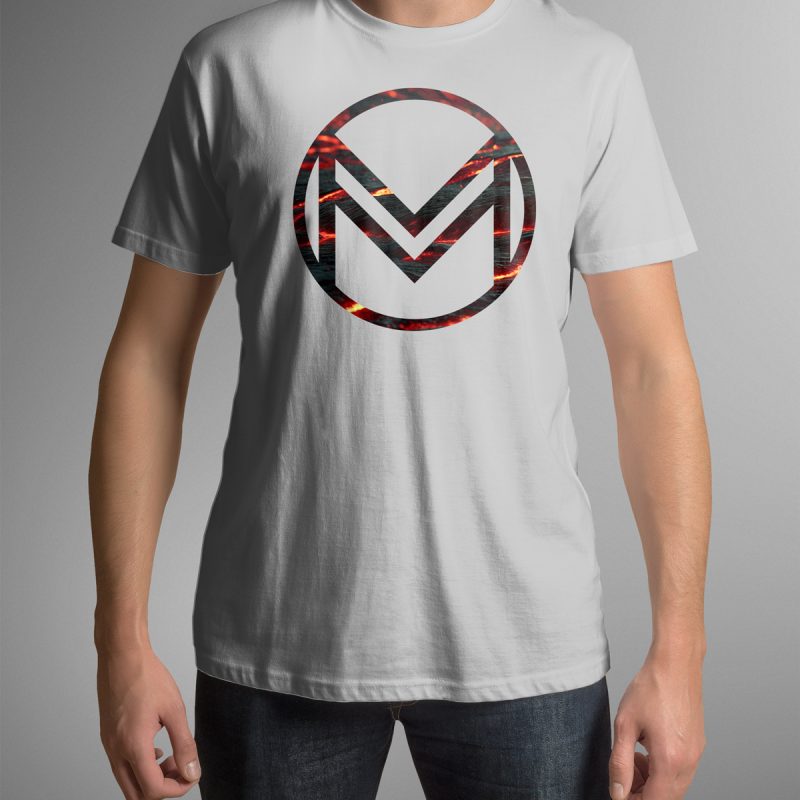 Camiseta blanca magnetico.studio con símbolo circular y diseño de lava estilo volcano